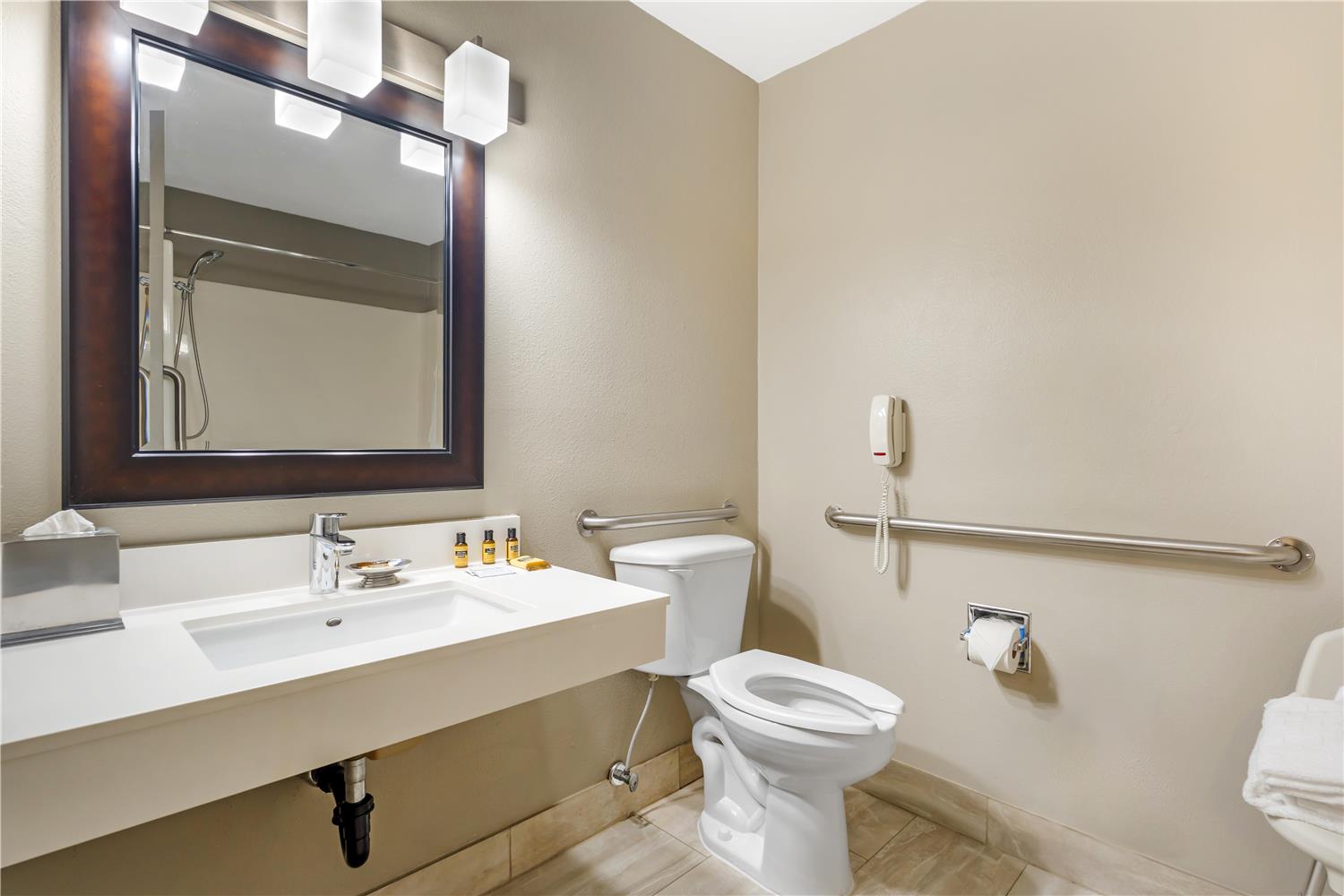 غرفة بسريرين كوين مع أريكة بحوض استحمام لذوي الإعاقة، Best Western Plus Aberdeen 4/4