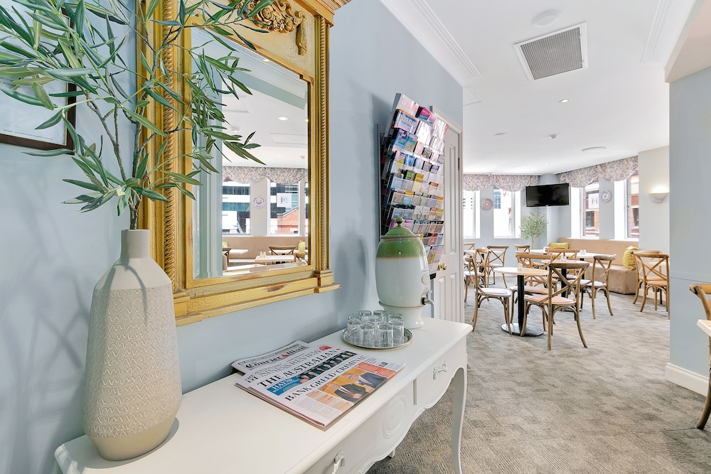 The Manor Apartment Hotel 48/56