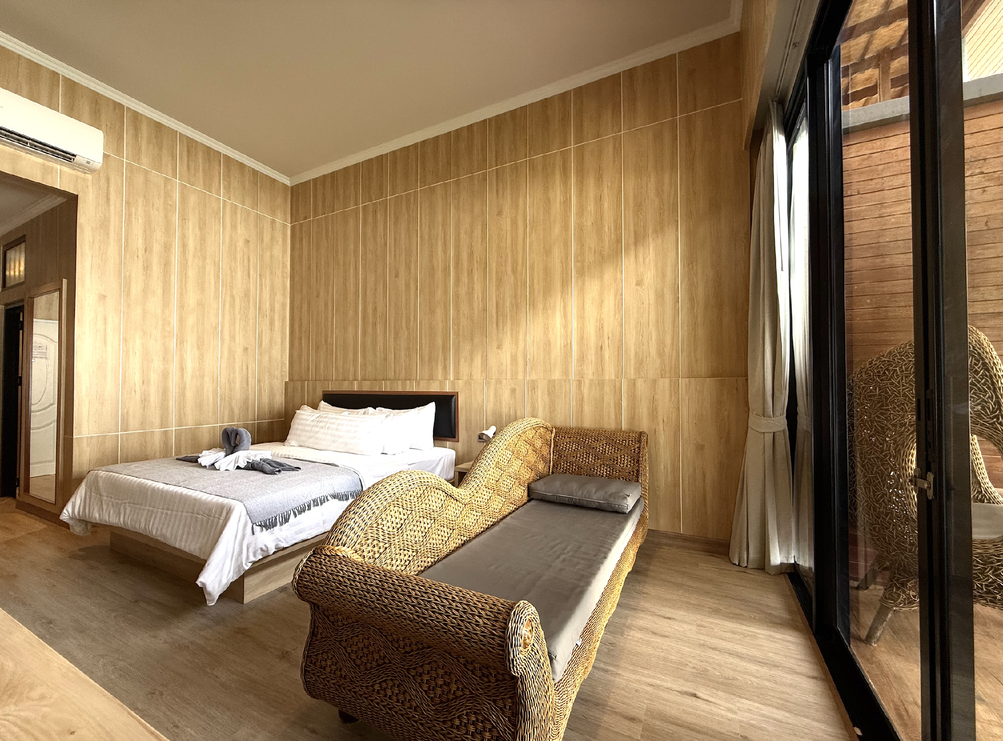 Beach, Queen Bed