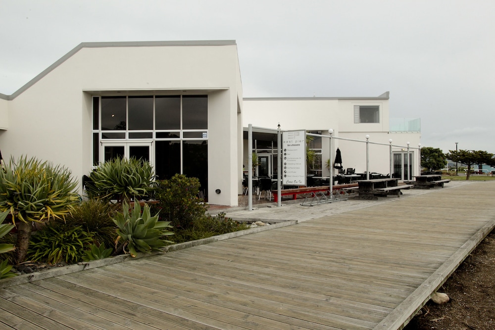 East Pier Hotel 15/26