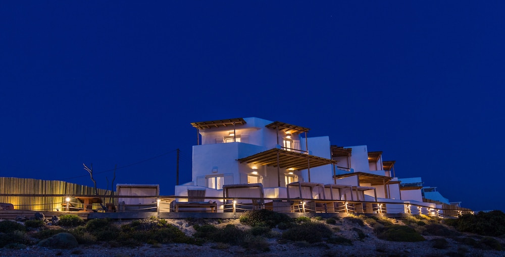 SALT SUITES & EXECUTIVE ROOMS 50/56
