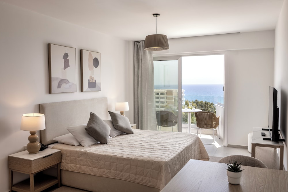 DELUXE, DOUBLE BED, SEA VIEW, BALCONY