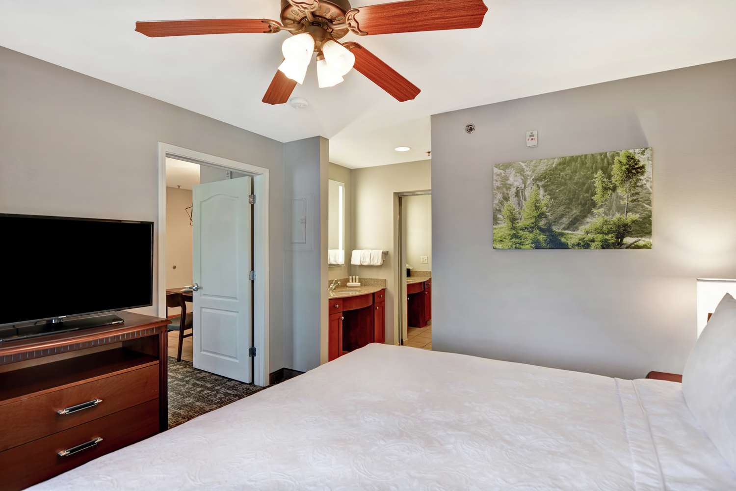 SUITE, KING BED, ACCESSIBLE