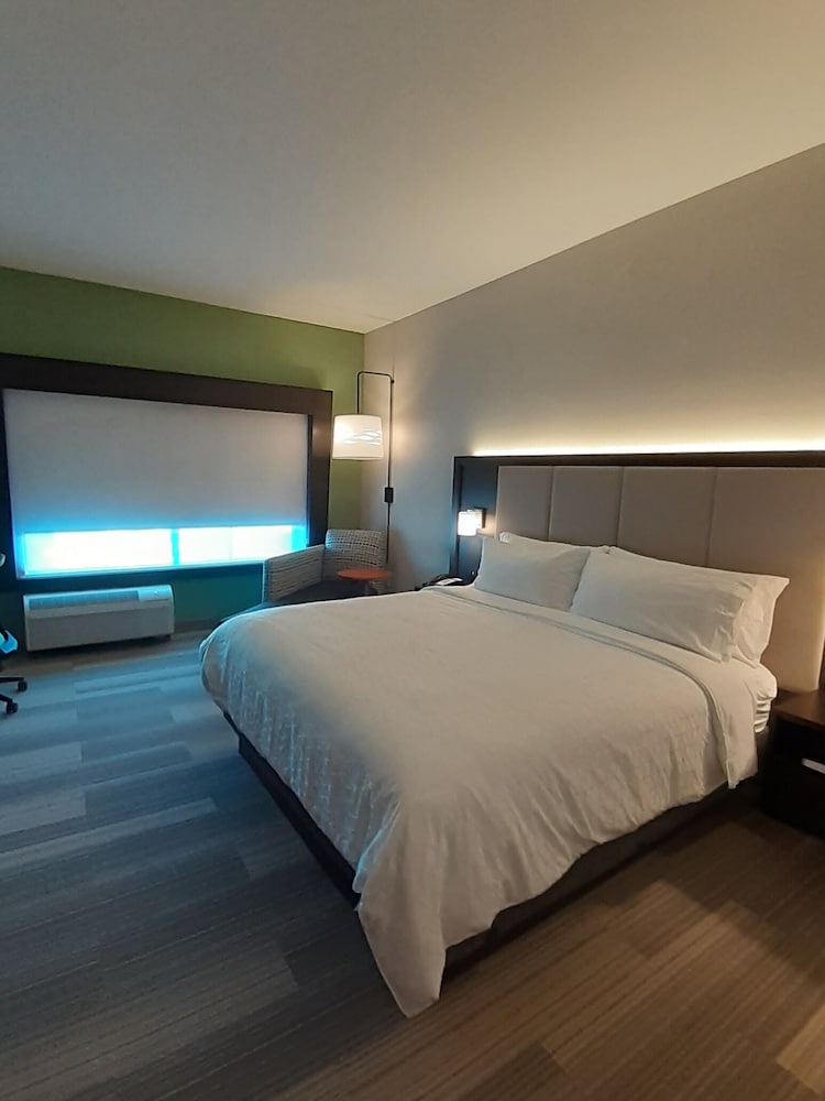 Holiday Inn Express and Suites Richburg 23/50