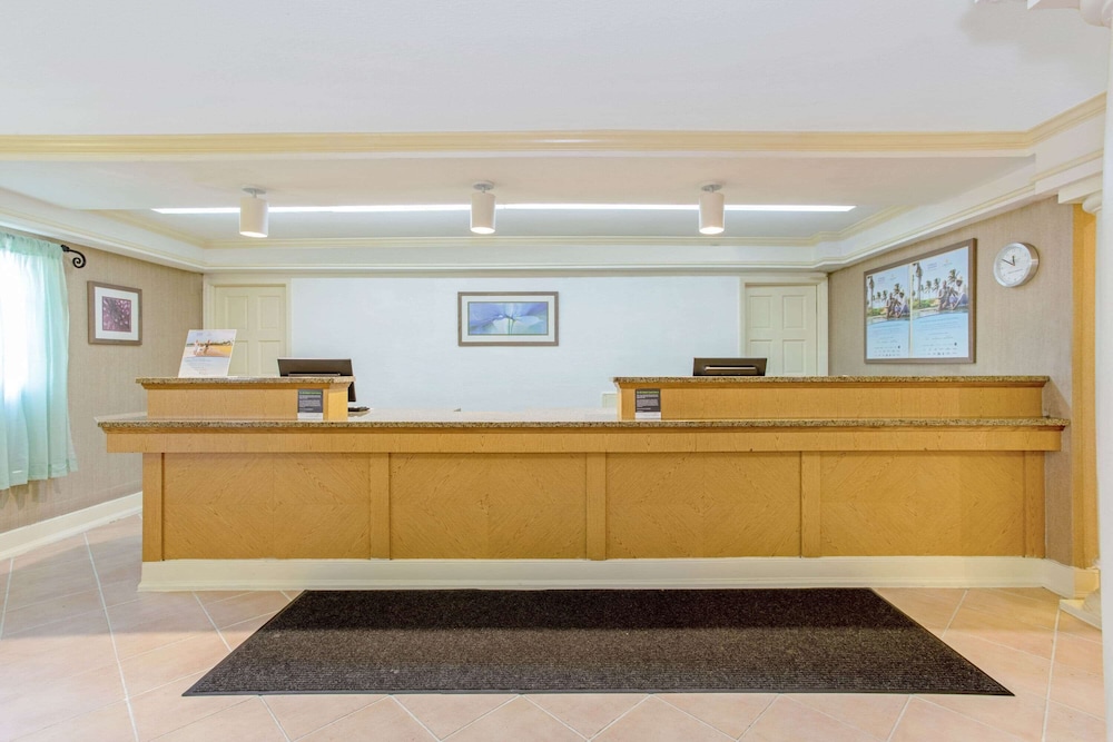 La Quinta Inn by Wyndham Orlando Airport West 7/40