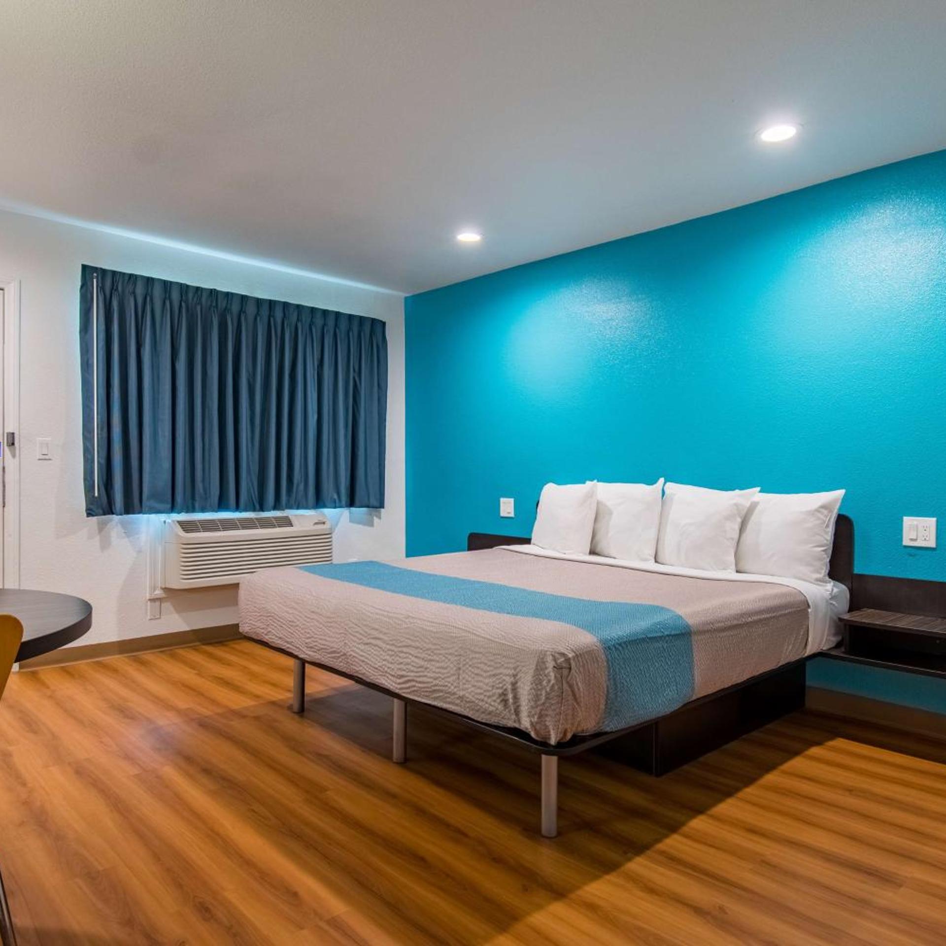 ROOM, KING BED, ACCESSIBLE