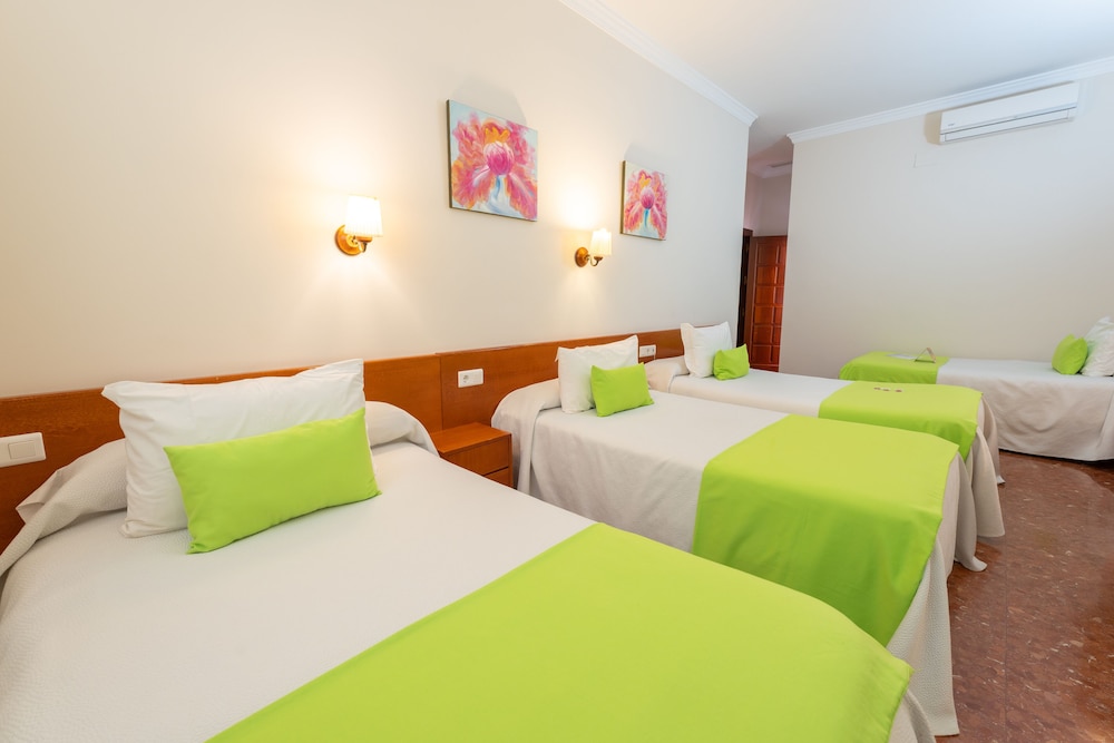 ROOM, QUADRUPLE