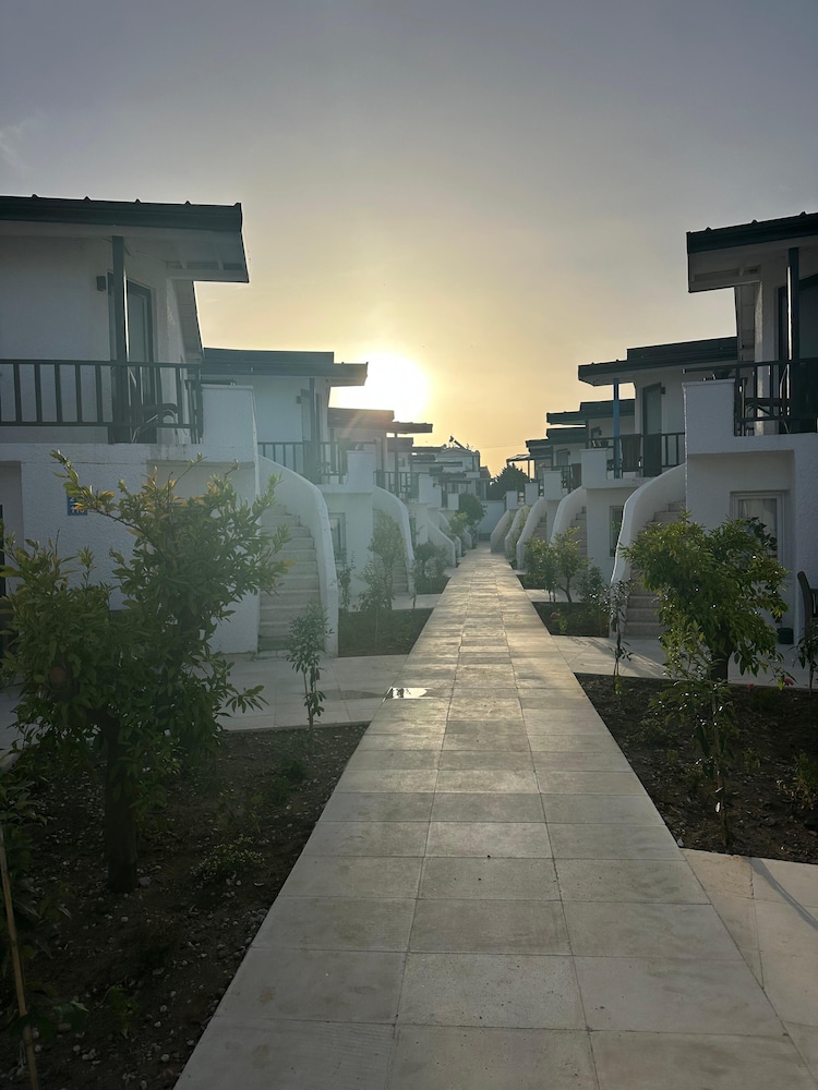 HOTEL LETOON 40/50