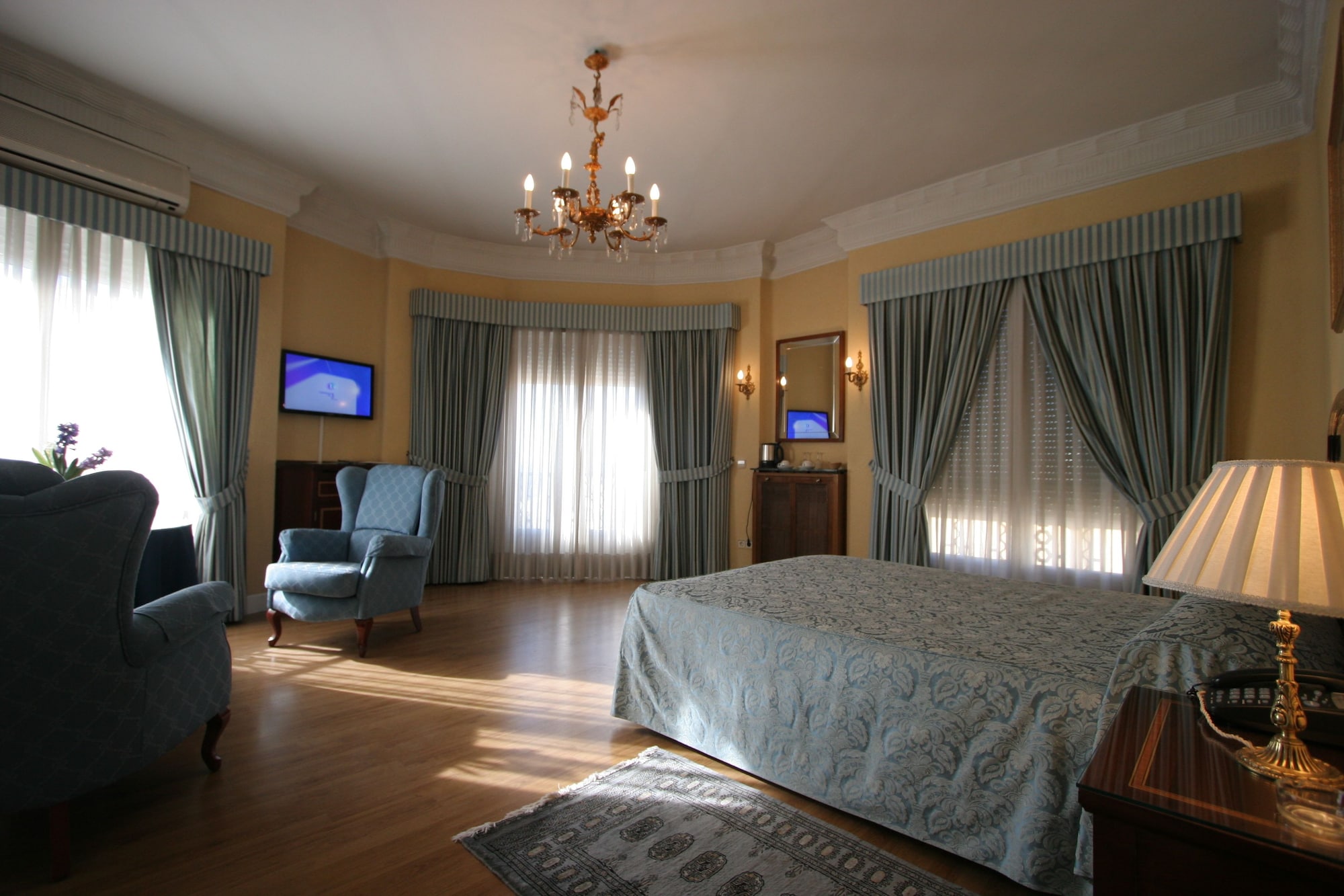 GRAND, DELUXE