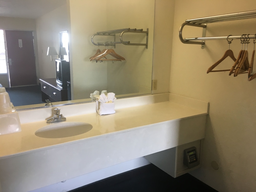Travelodge by Wyndham Richmond Kentucky 34/35