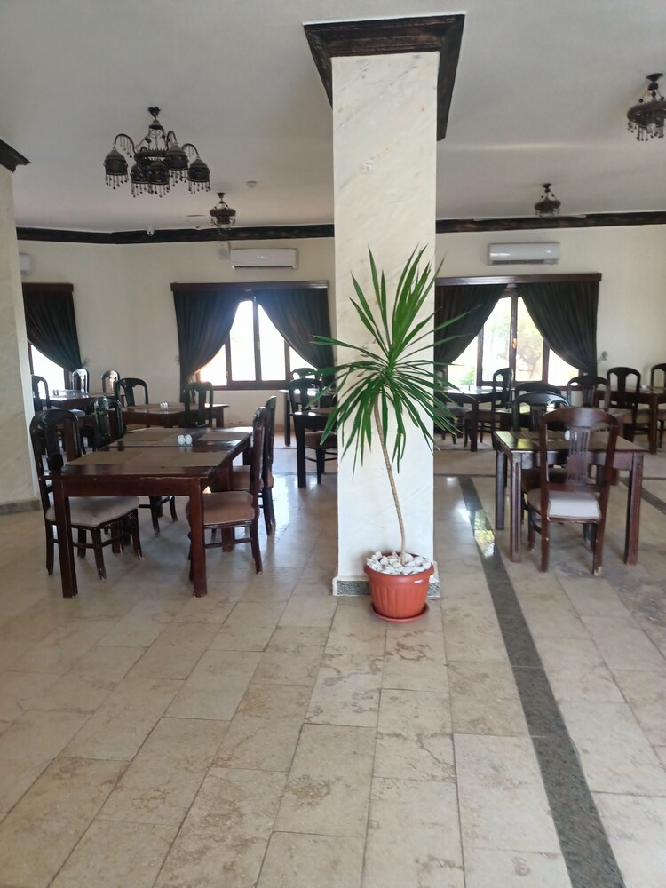 Dolphin Continental Hotel 39/59