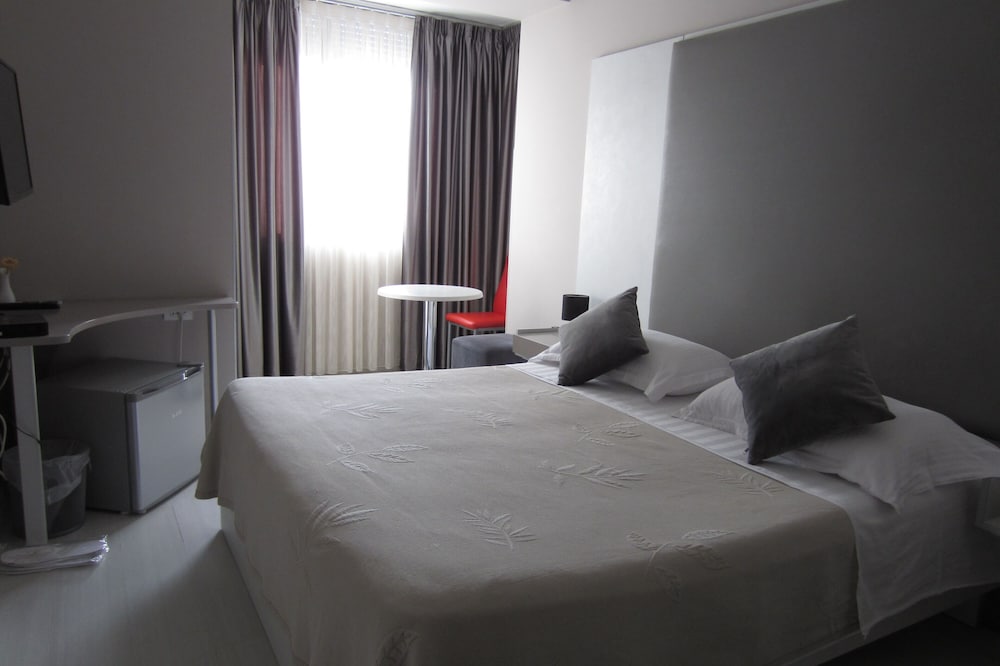 Freddy S Hotel 6/60