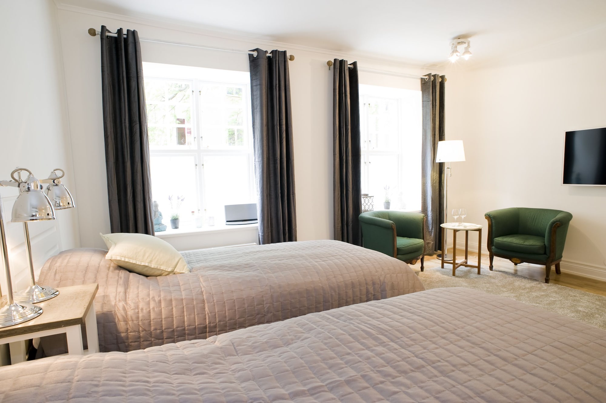 STUDIO, TWIN BEDS, GROUND FLOOR