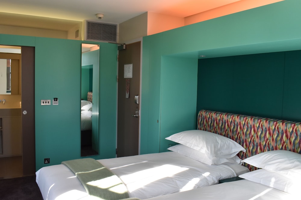 DELUXE, KING BED