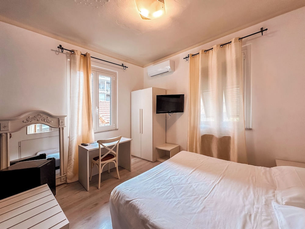 ROOM, DOUBLE OR TWIN BED