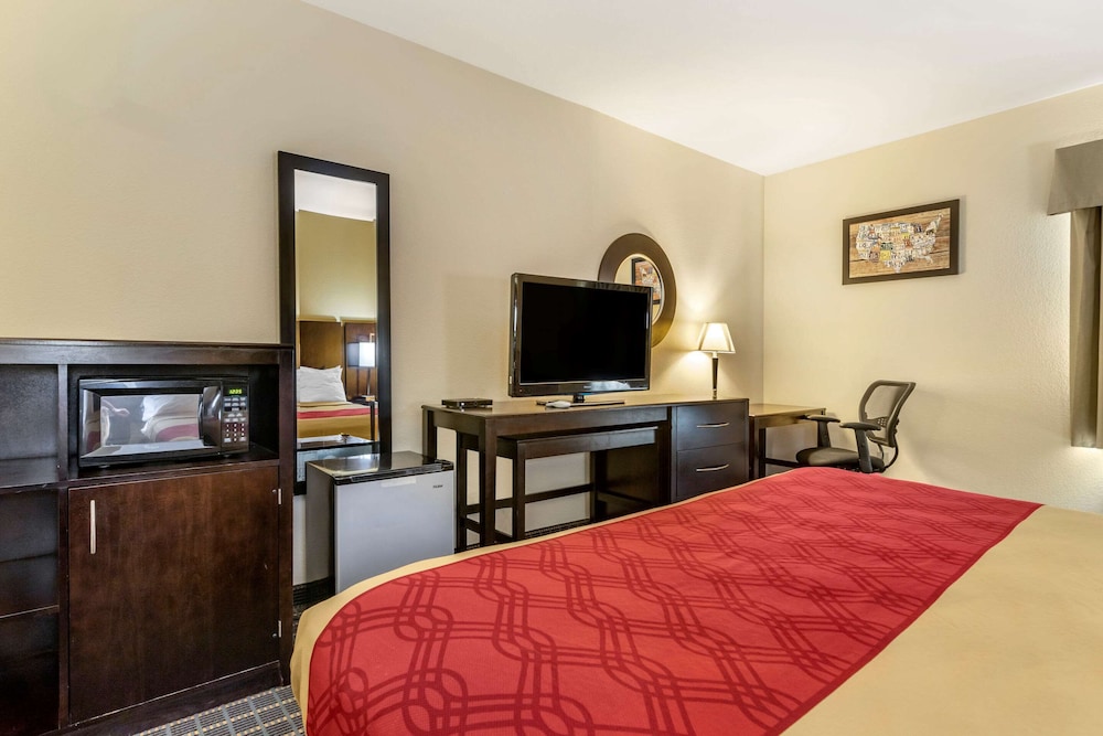Econo Lodge Brunswick Travel Center 15/30