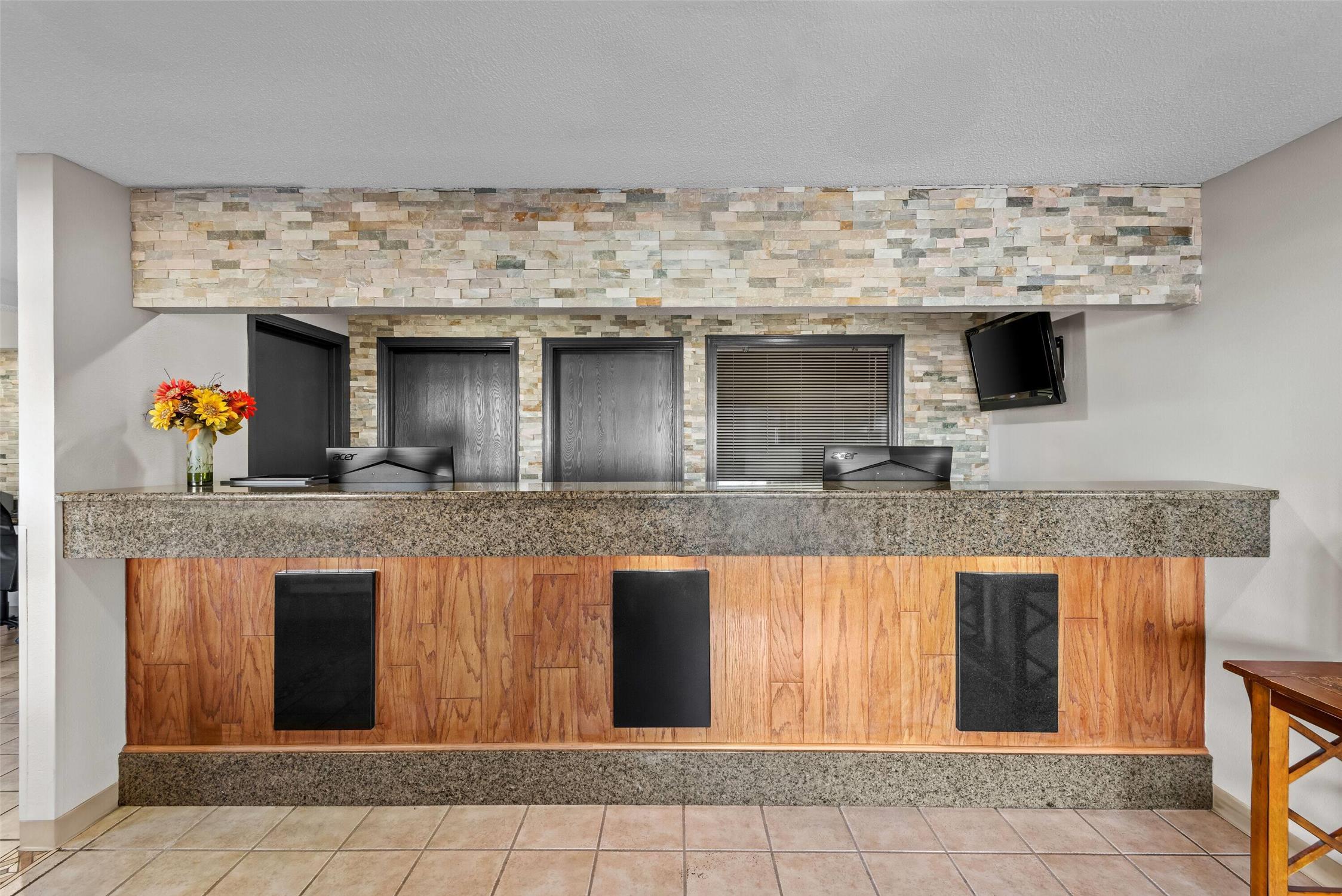 Days Inn & Suites By Wyndham Des Moines Airport 7/40