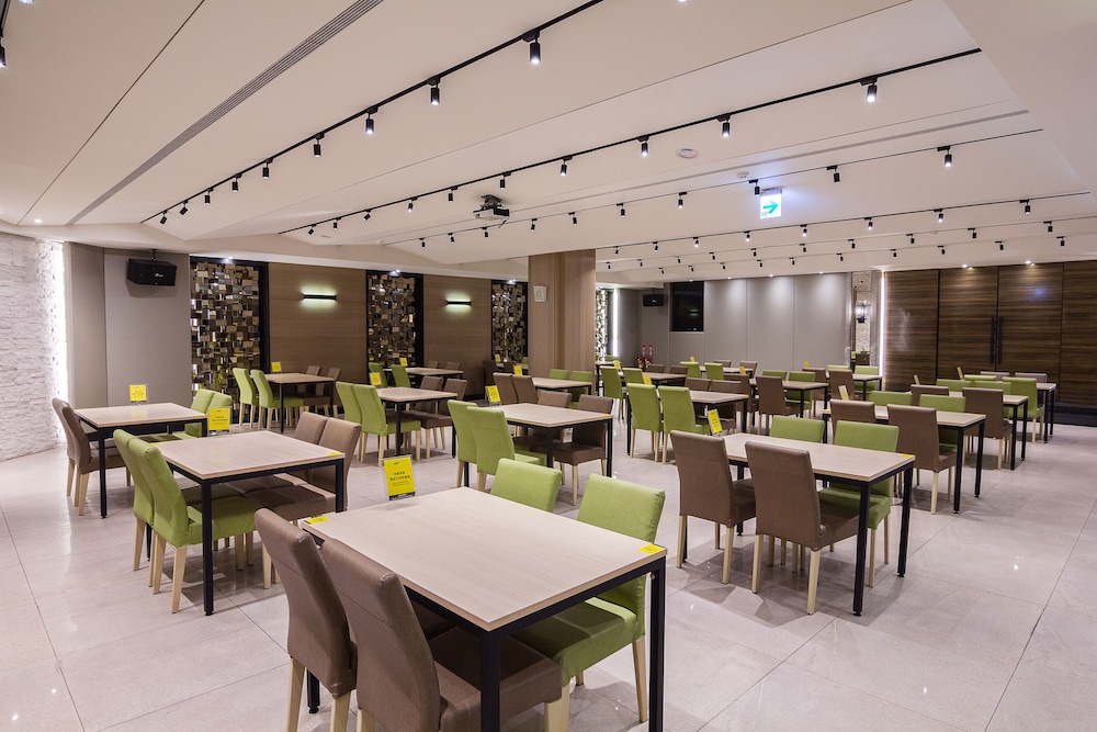 CHECK inn Taichung Wenxin Zhongqing 55/64