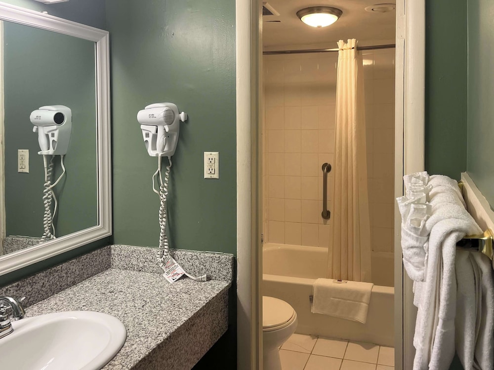 غرفة قياسية بسرير كينج للمدخنين، Motel6 Culpeper, VA 4/4
