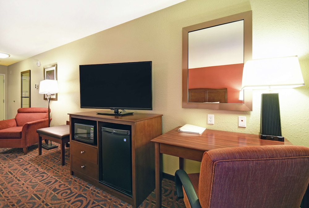 Hampton Inn and Suites Milwaukee Franklin 27/44