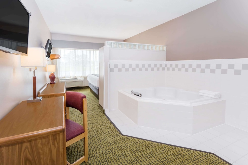 Days Inn & Suites by Wyndham Madison 21/41