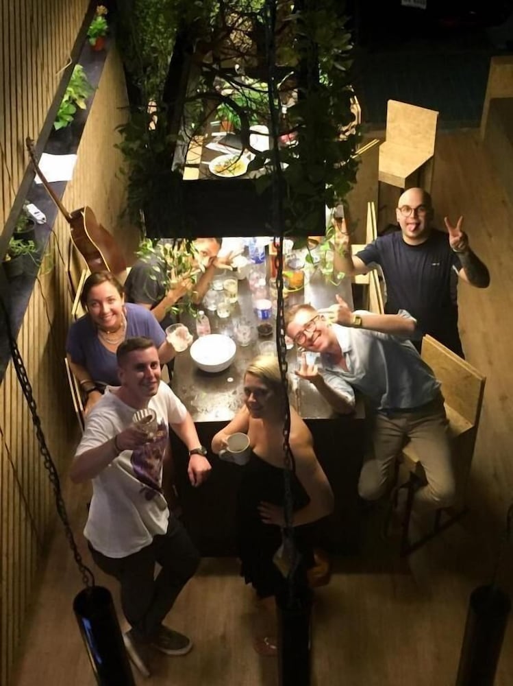 Hugger Hostel 50/58