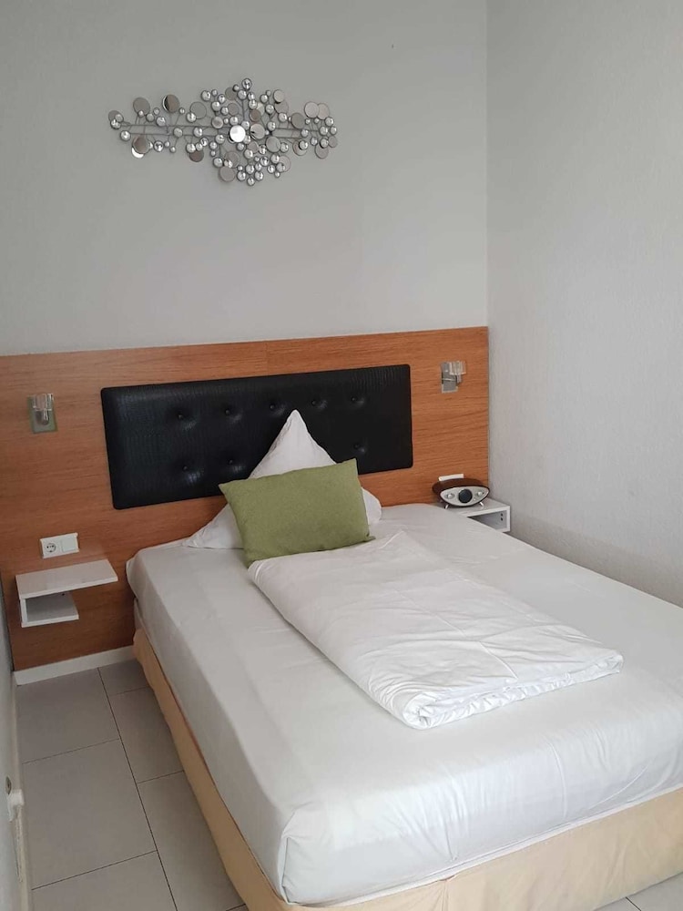 ROOM, SINGLE