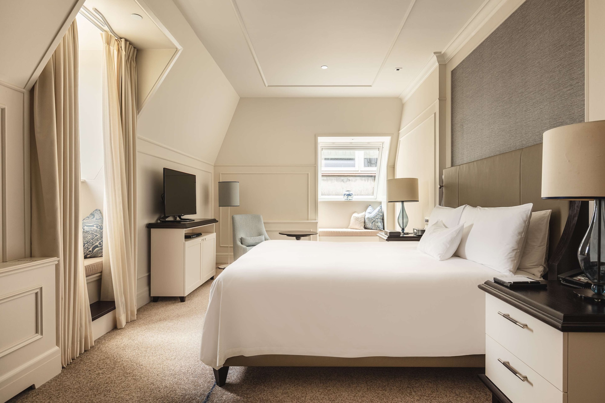 DELUXE, KING BED