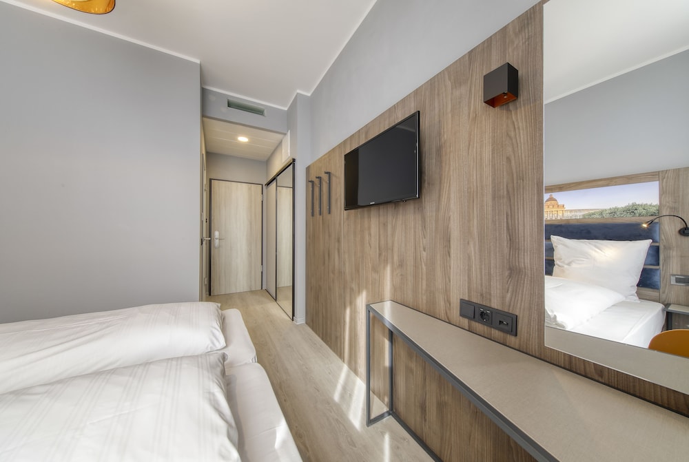 Smart Stay Hotel Station 16/37