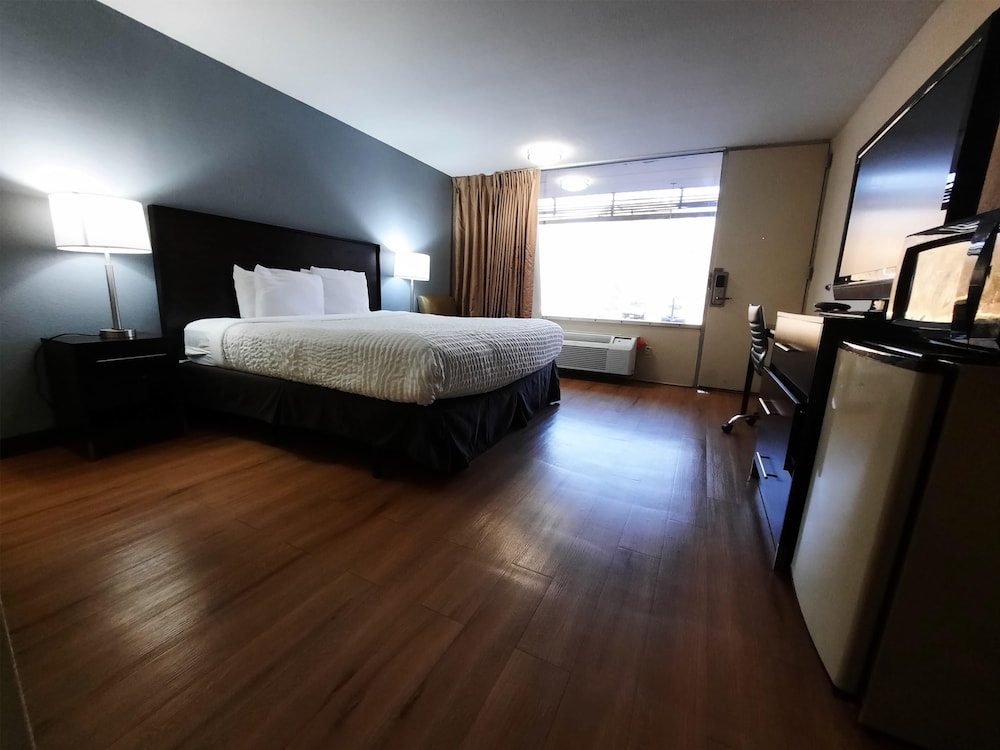 Suite, King Bed, Jetted Tub