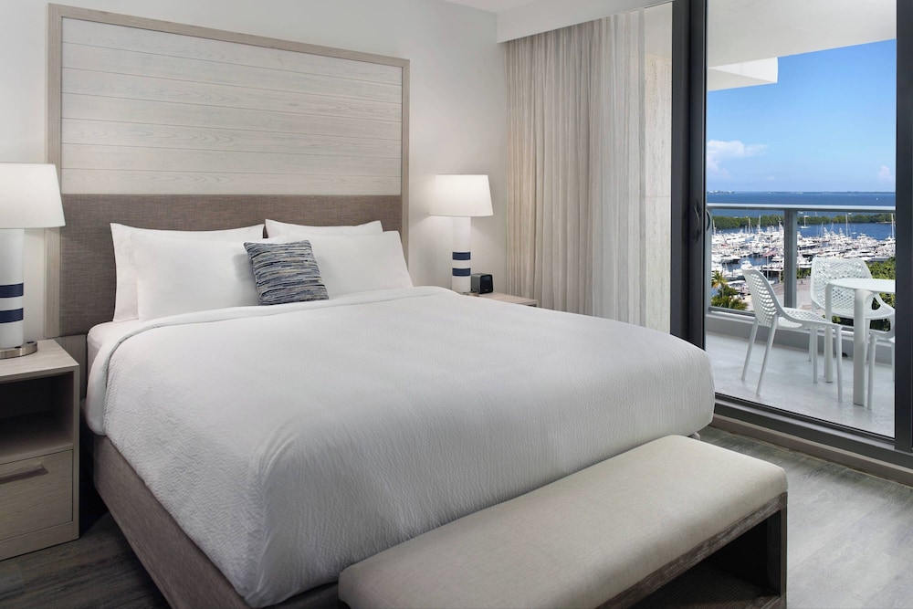 1 Bedroom, King Bed, Bay View, Sofa, Balcony, Accessible
