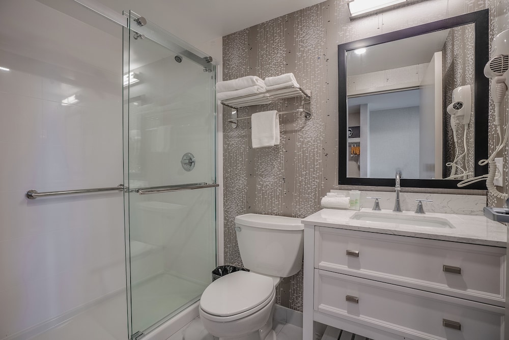 Monte Carlo Inn Oakville Suites 64/68