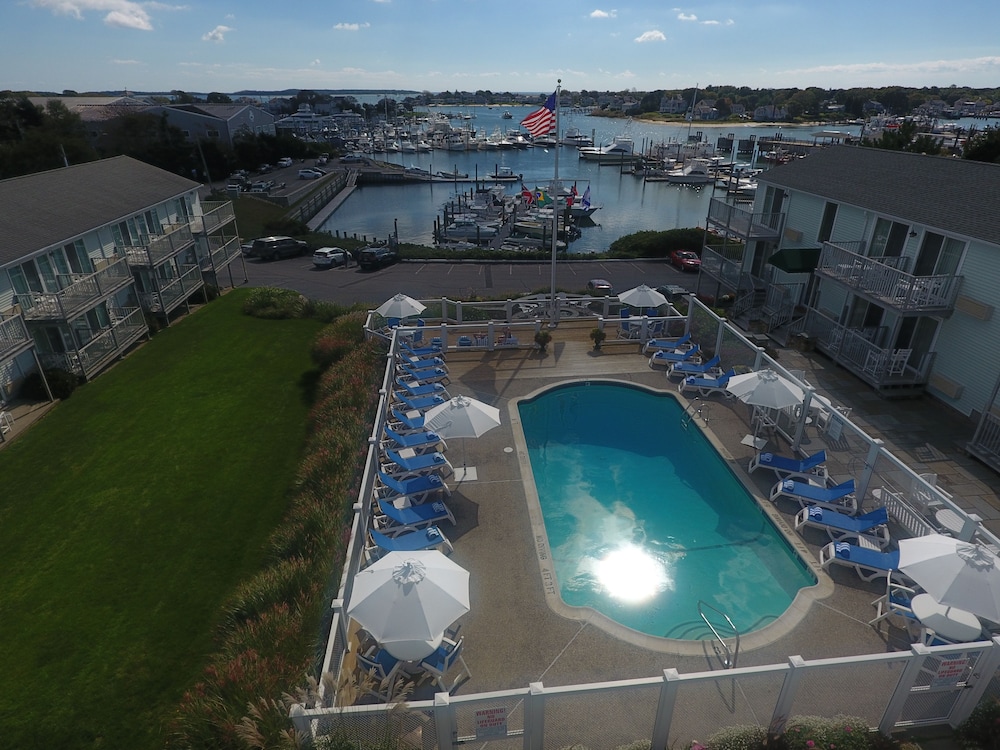 Anchor In Distinctive Waterfront Lodging 58/65