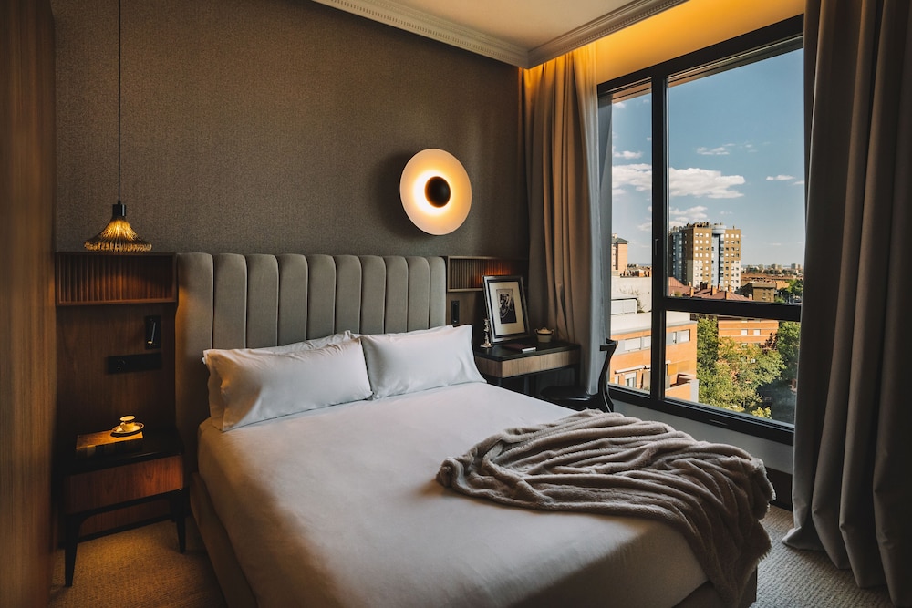 DELUXE, DOUBLE BED