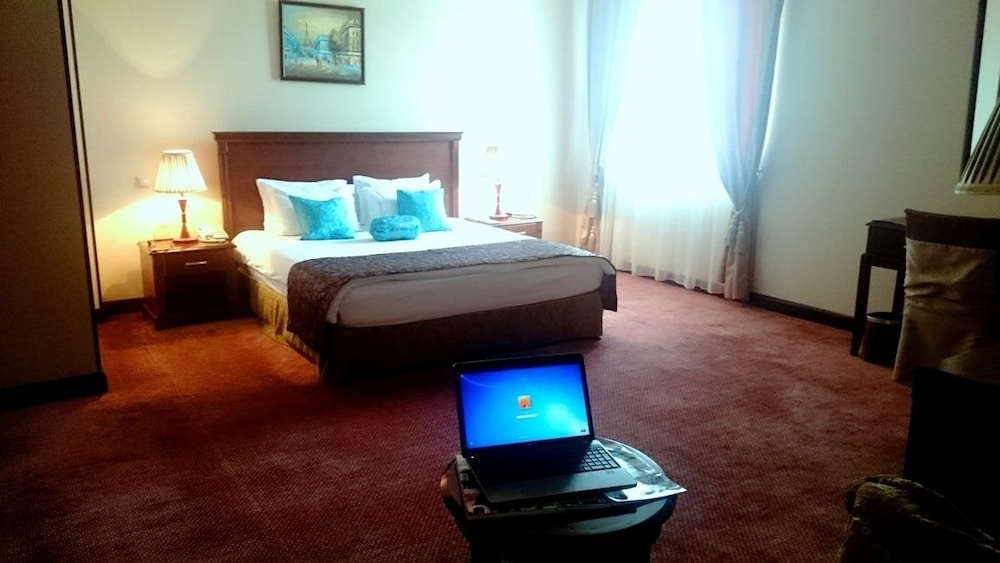 The Crown Hotel 37/50