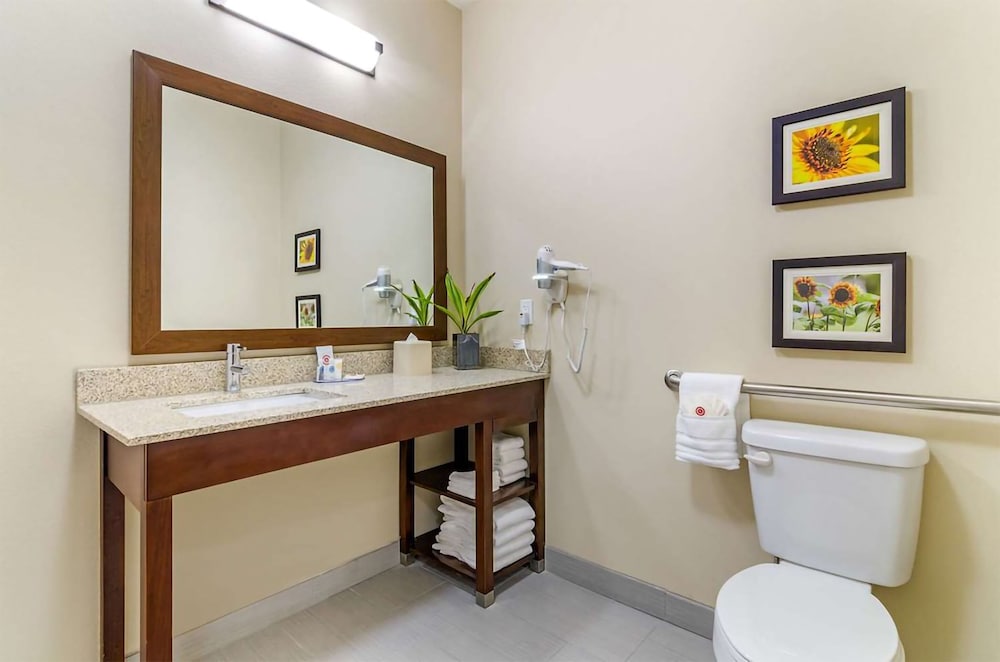 Comfort Inn & Suites Salina North 4/30