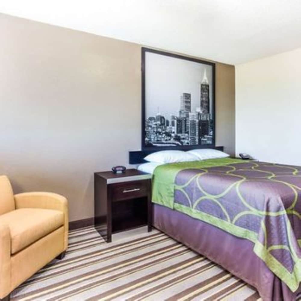 Super 8 by Wyndham Stockbridge 7/30