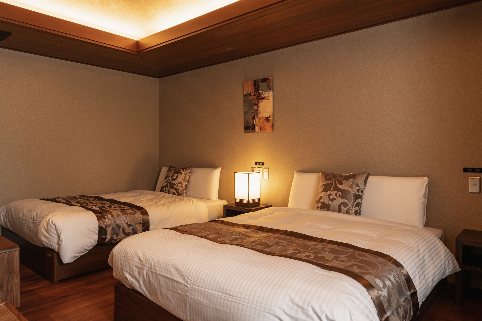 DELUXE, 2 DOUBLE AND TWIN BEDS