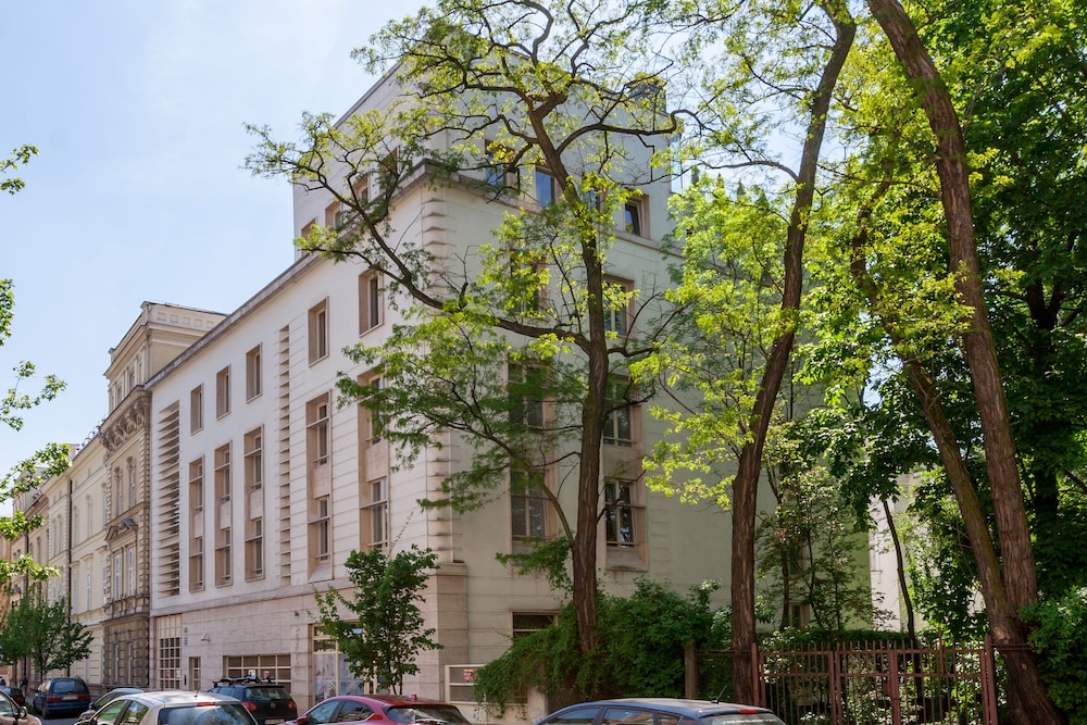 FriendHouse Apartments 5/50
