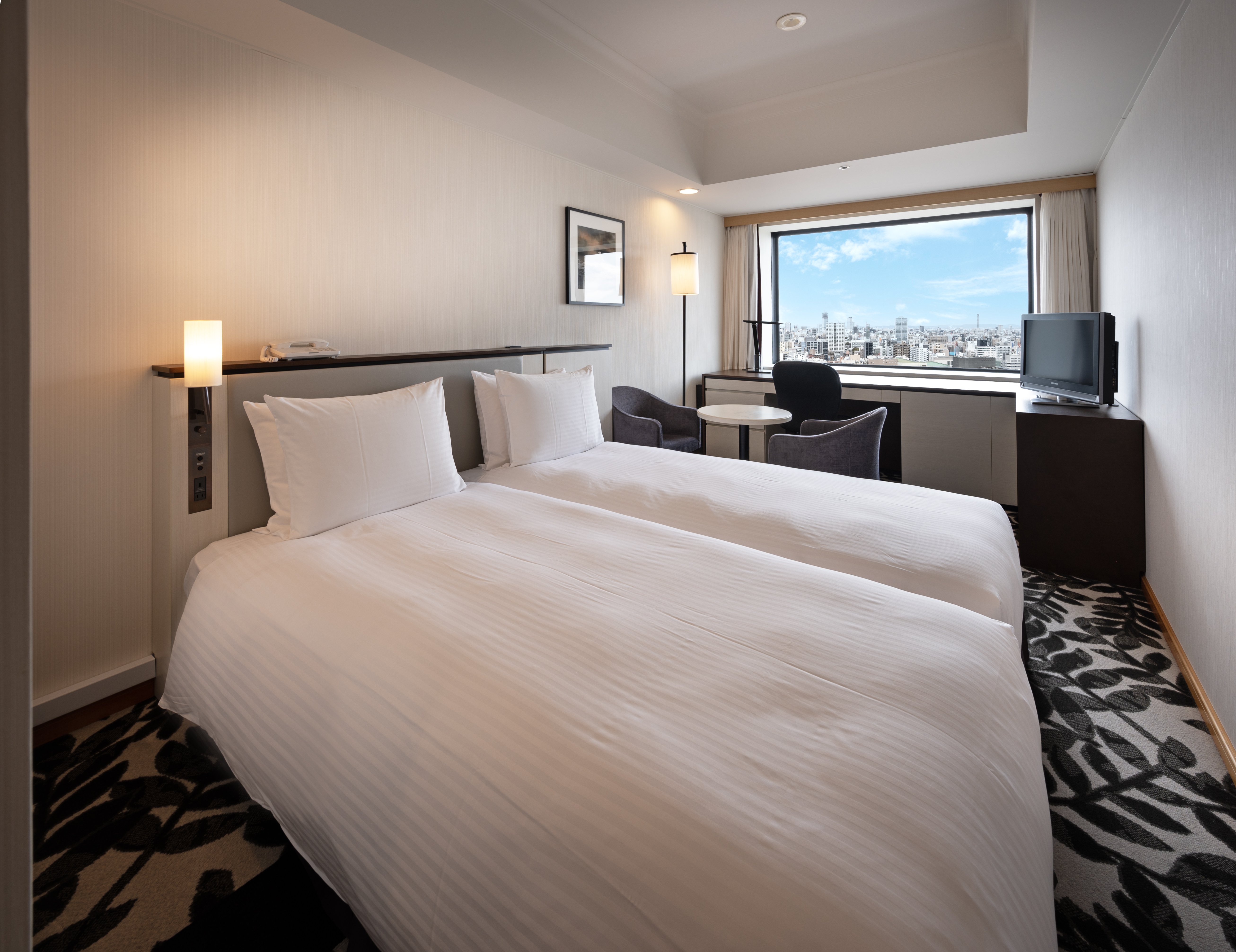 Hollywood, Twin Beds, City View