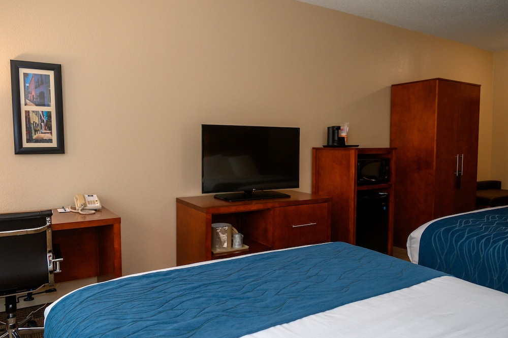Comfort Inn & Suites Patriots Point 5/30