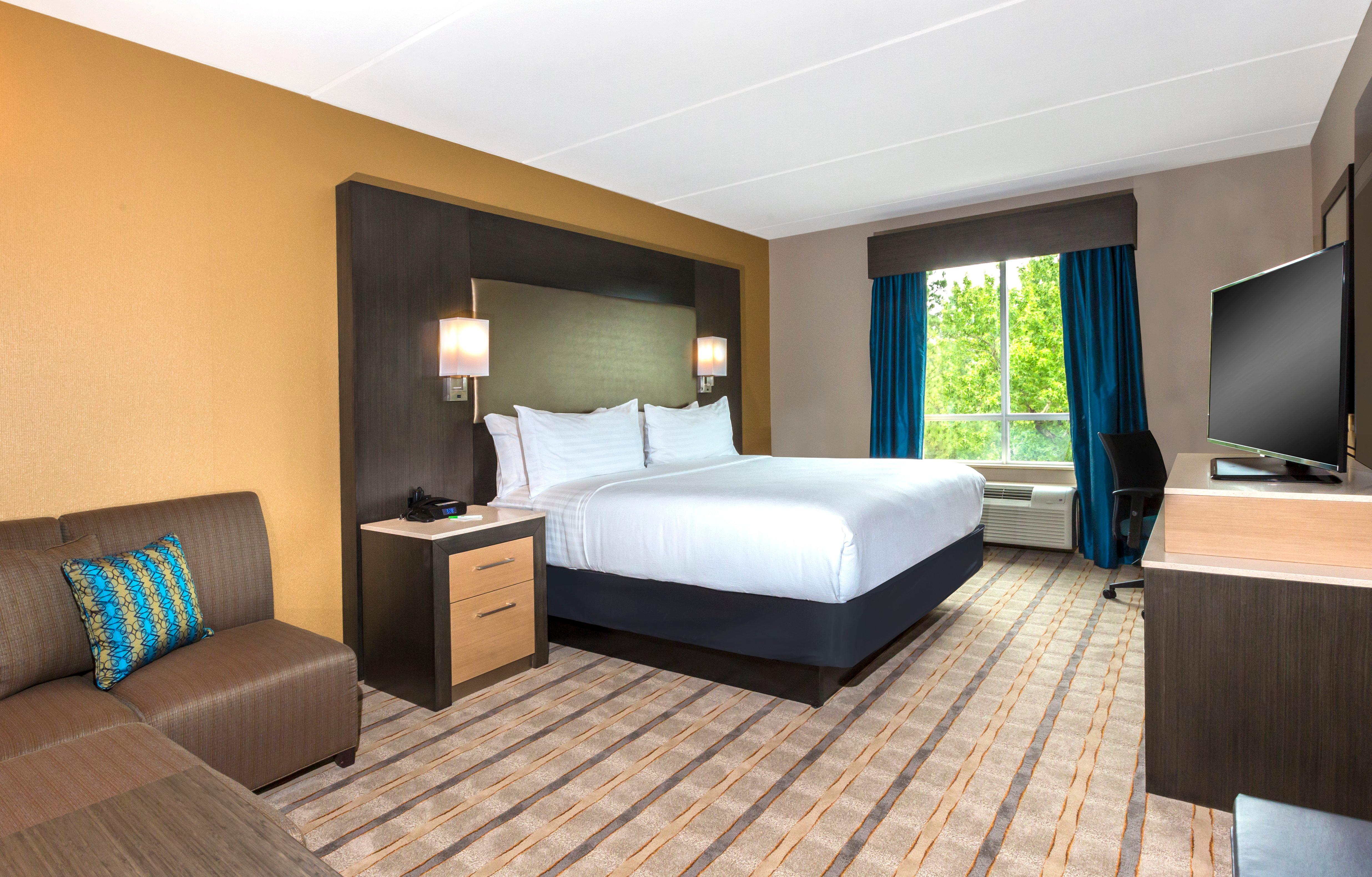 1 Bedroom, Suite, King Bed, Crowne Plaza Shenandoah - Woodlands Area, an IHG Hotel 2/4