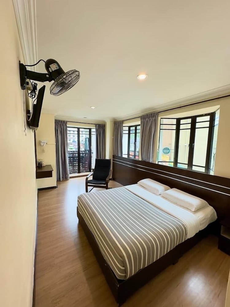 Hong Kong Hotel 35/70