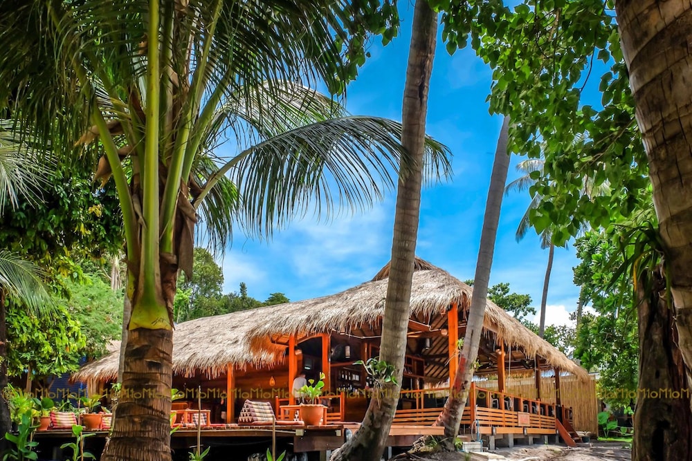 Ten Moons Lipe Resort 30/50