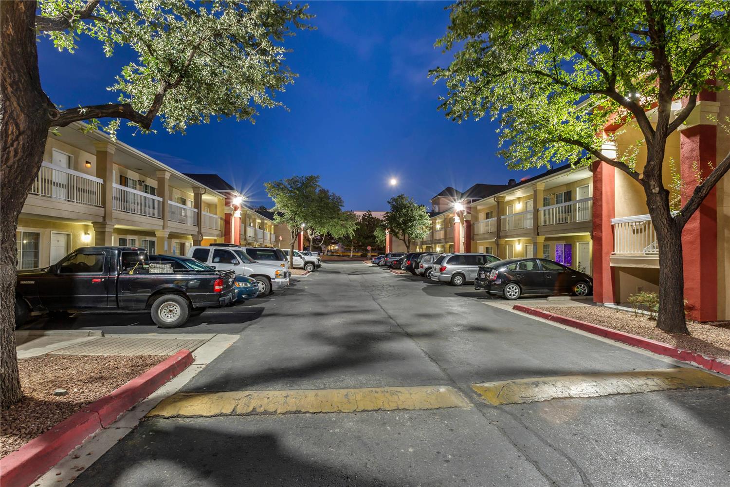 Suburban Studios Albuquerque Uptown 21/26