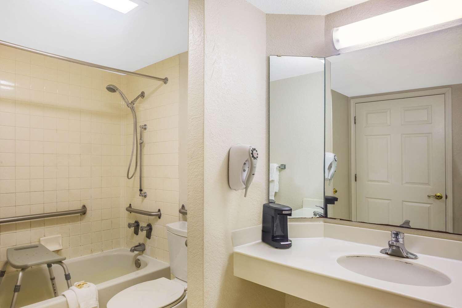 Super 8 by Wyndham Eagle Pass 40/41