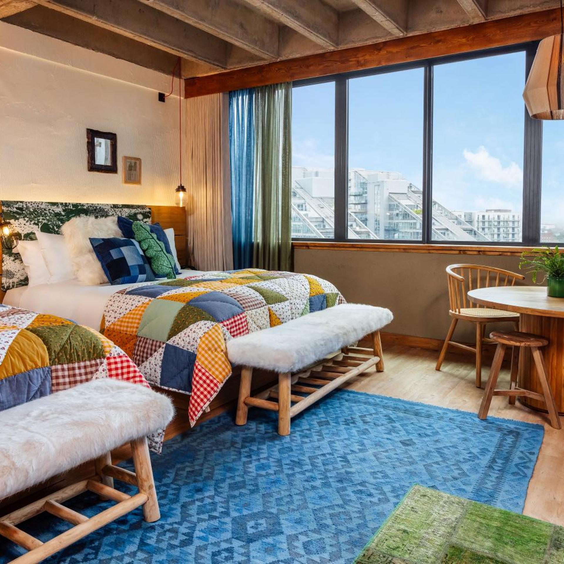 Room, Quadruple