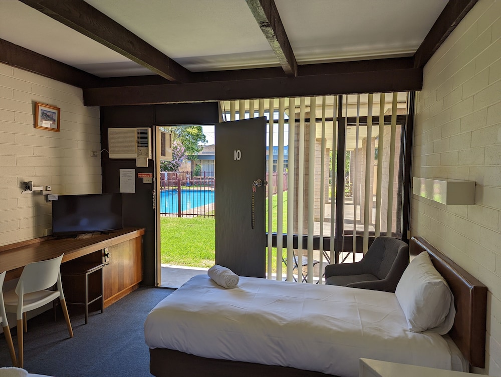 MIDTOWN MOTOR INN 26/52