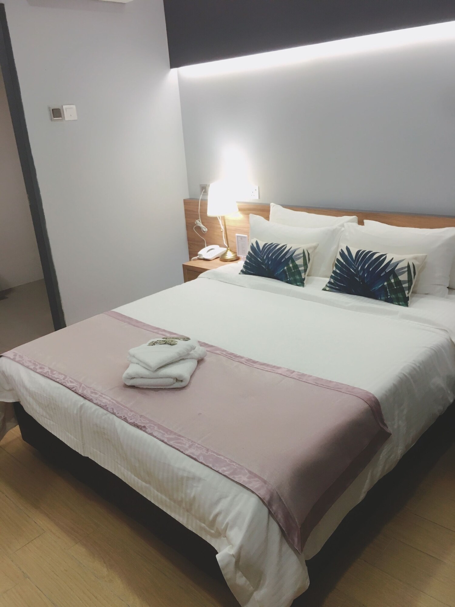 STANDARD, QUEEN BED, NO WINDOW