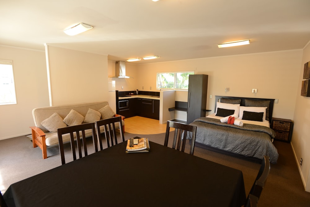 Anchor Lodge Resort 56/73